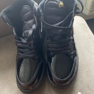 Jordan 1 retro gold and black /boys 7y